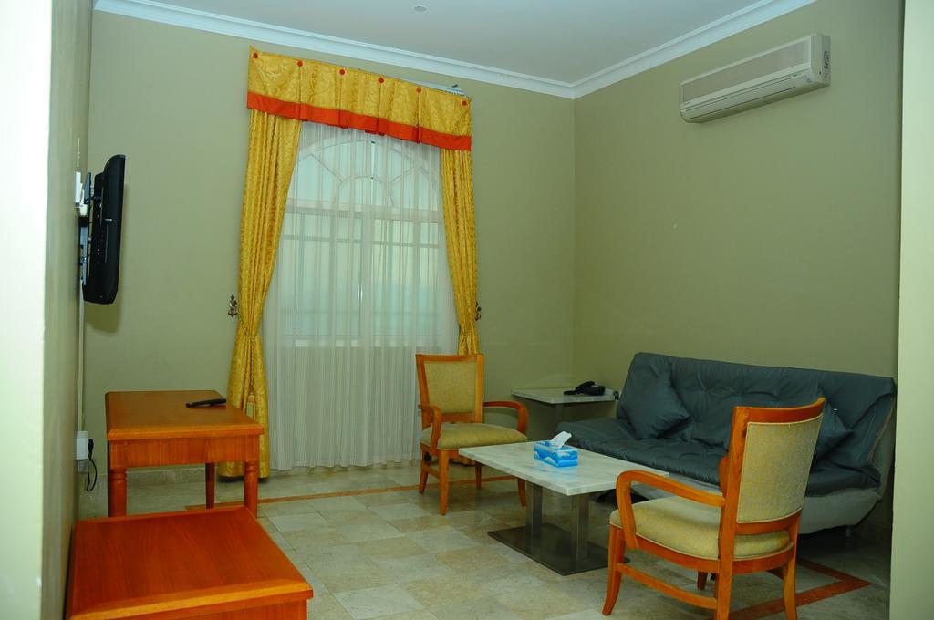 Al Faisal Hotel Suites Sur Bagian luar foto