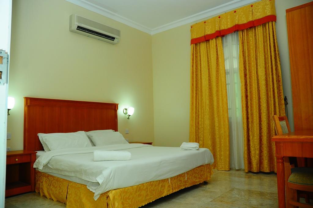 Al Faisal Hotel Suites Sur Bagian luar foto
