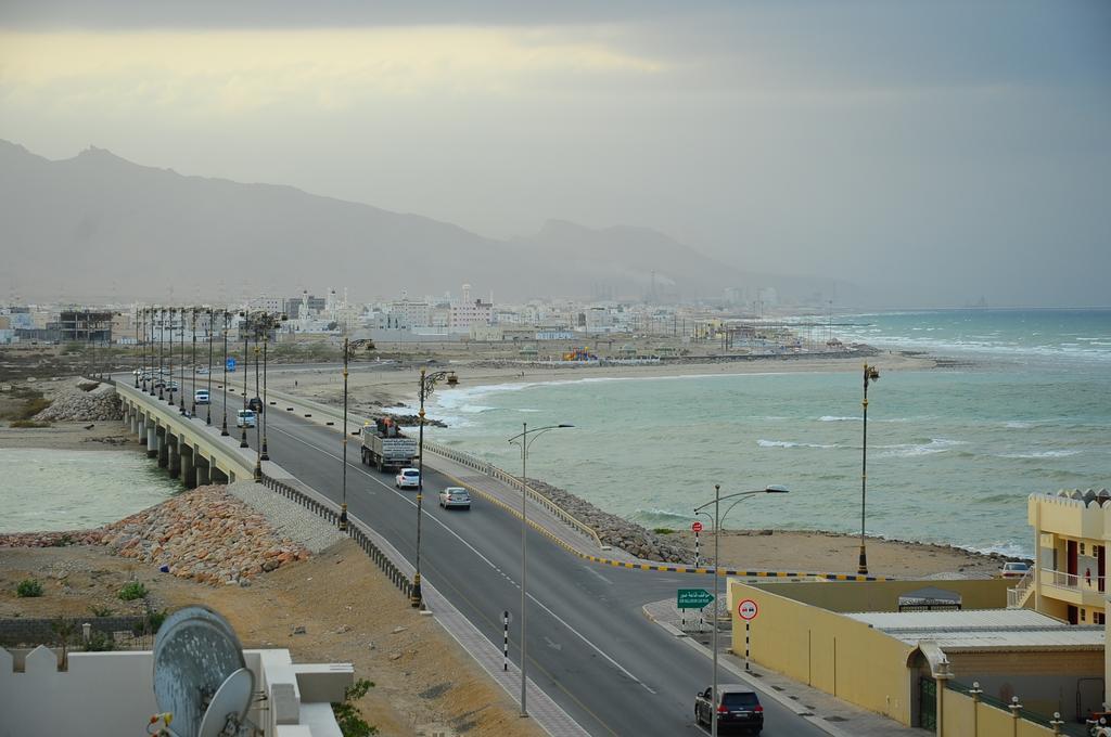 Al Faisal Hotel Suites Sur Bagian luar foto