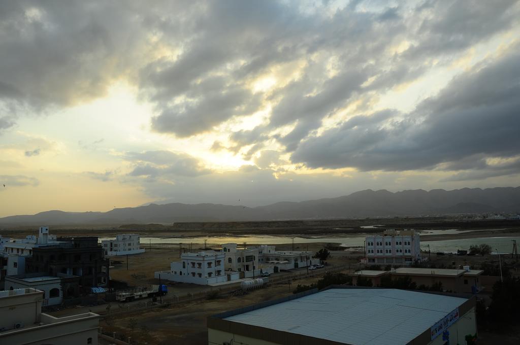 Al Faisal Hotel Suites Sur Bagian luar foto