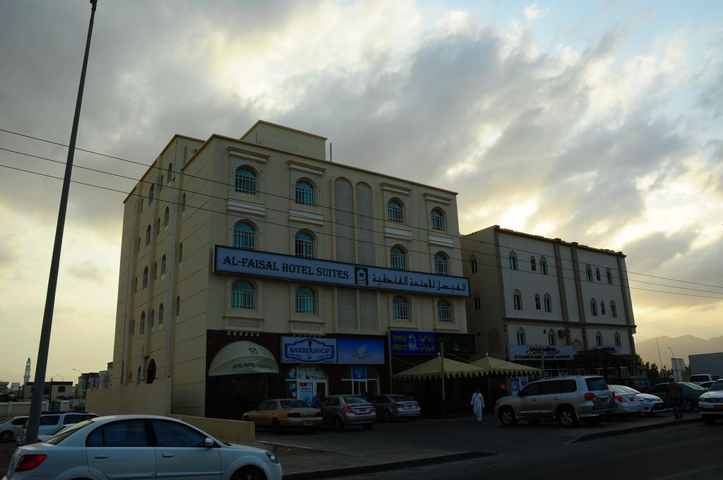Al Faisal Hotel Suites Sur Bagian luar foto