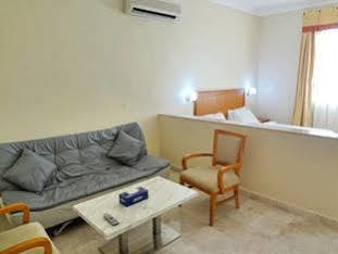 Al Faisal Hotel Suites Sur Bagian luar foto